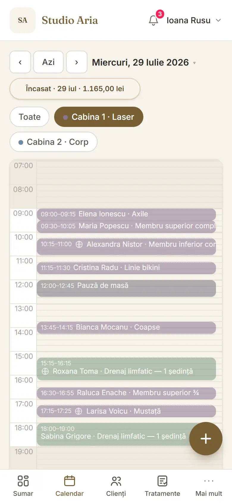 Calendarul Rezalto pe telefon: ziua unei singure cabine, cu filtrele de cabină deasupra („Toate”, „Cabina 1 · Laser”, „Cabina 2 · Corp”), pastila cu totalul încasat în ziua respectivă și programările una sub alta.