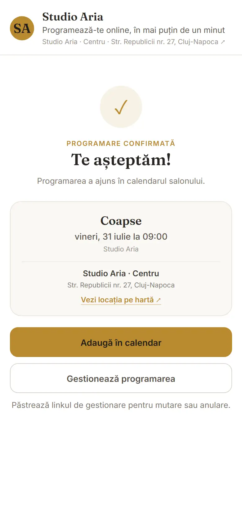 Ecranul de final al widgetului, pe telefon: „Te așteptăm! Programarea a ajuns în calendarul salonului”, cu serviciul, ziua și ora, adresa salonului, butonul „Adaugă în calendar” și linkul de gestionare, pentru mutare sau anulare.