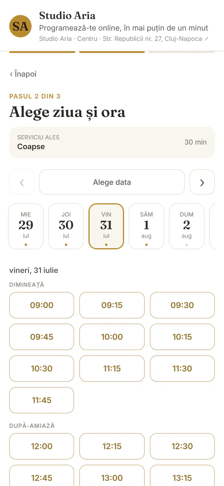 Widgetul de programare pe telefon, pasul 2 din 3 — „Alege ziua și ora”: sus numele și adresa salonului, apoi serviciul ales, banda cu zilele următoare și grila cu orele libere, împărțită în dimineață și după-amiază.